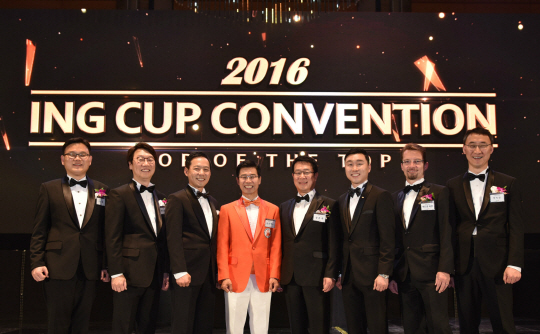 ING생명은 22일 서울 강남구 삼성동 코엑스홀에서 연도대상 행사인 '2016 ING 컵 컨벤션'을 개최했다고 밝혔다. 정문국 대표이사 사장(왼쪽에서 다섯번째)을 비롯한 임원들과 수상자들이 기념촬영을 하고 있다.